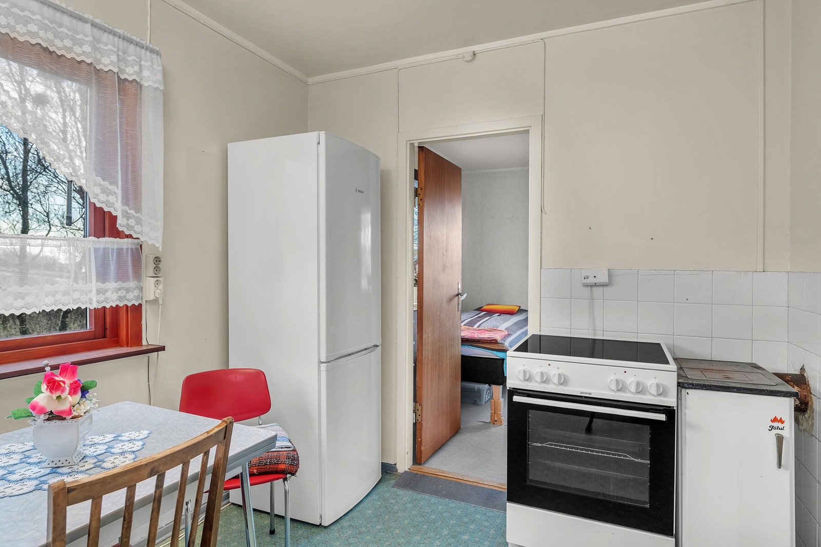 Kjøkkenet har opplegg for frittstående hvitevarer. Det er også vedovn på kjøkkenet. Galleribilde