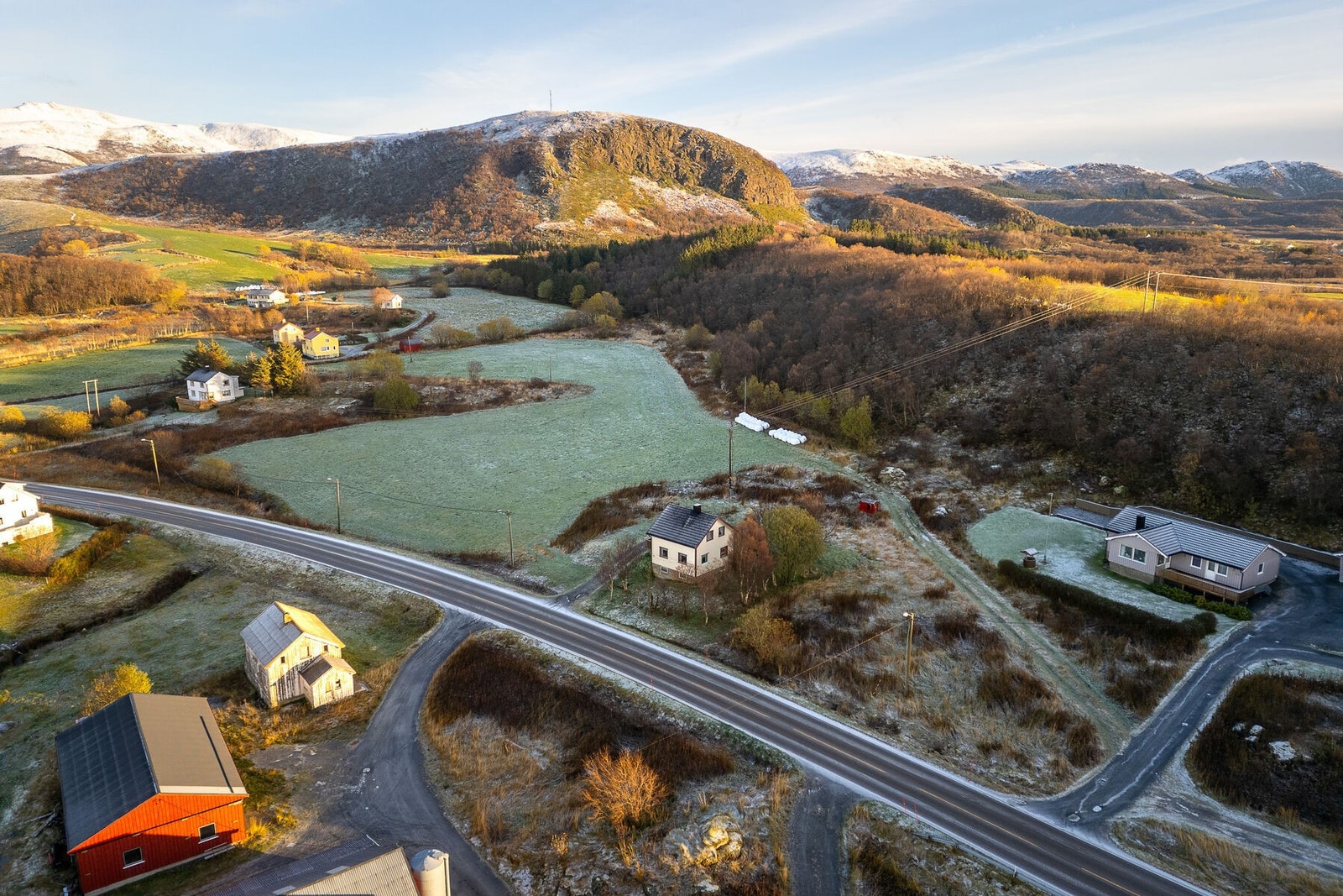 Eiendommen ligger på oversiden av fylkesvei, som har trase like ved eiendommens nordre side. Galleribilde