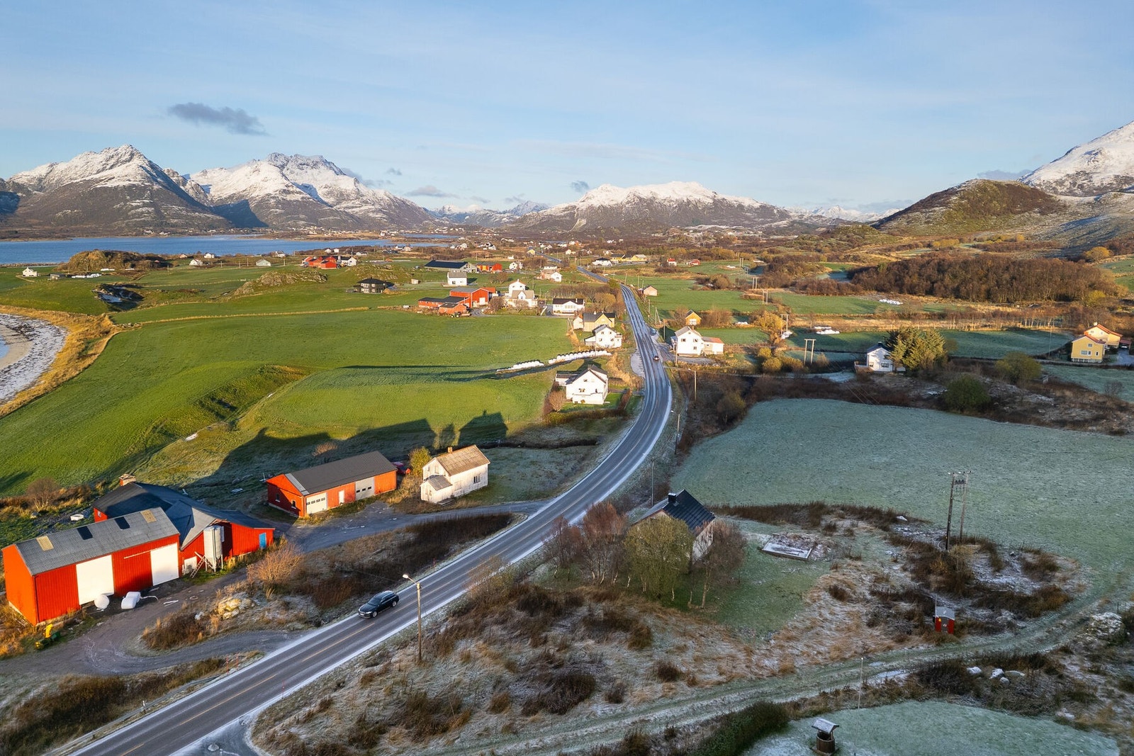 Eiendommen, med areal på ca. 1,1 da., er beliggende i landlige omgivelser med spredt bebyggelse på Fjærvoll. Galleribilde