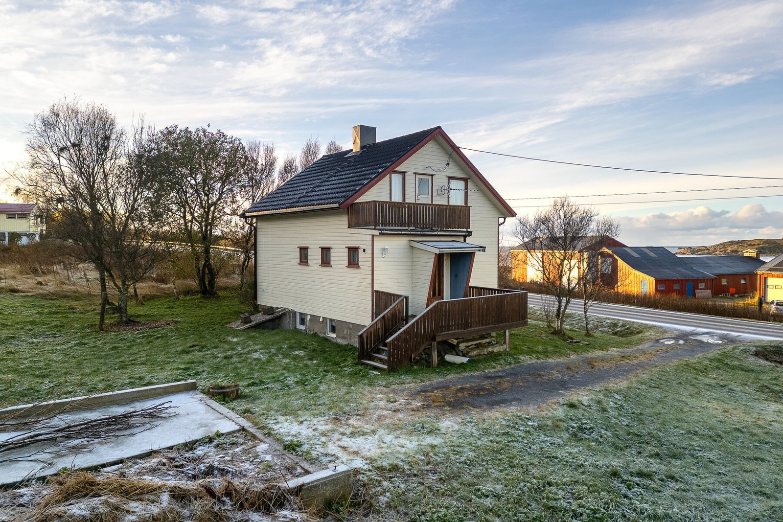 Fasade og uteområde. Parkering på gruslagt innkjørsel/gårdsplass. Galleribilde