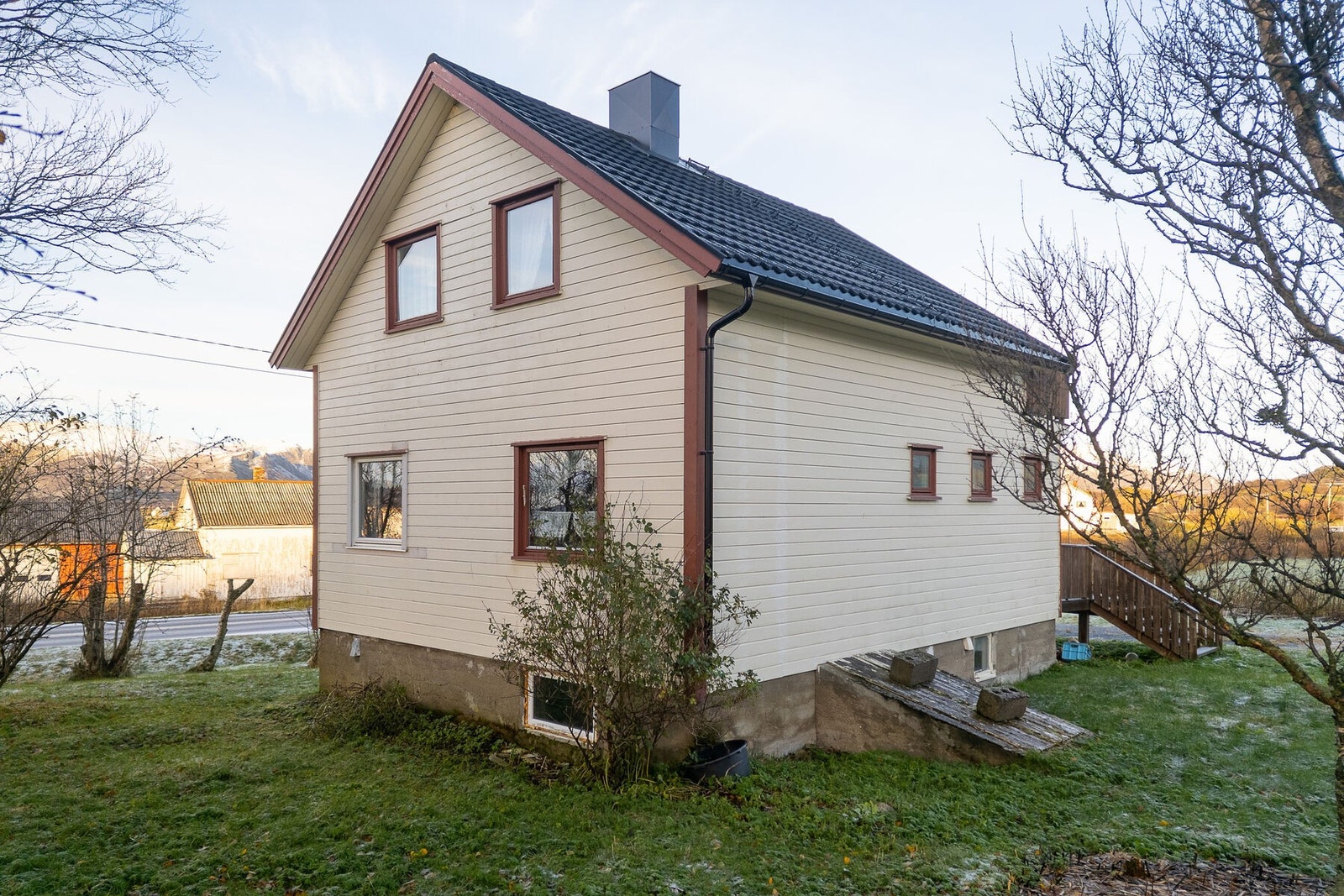 For øvrig er tomten opparbeidet med plen, busker og trær, del av tomten er naturtomt. Galleribilde