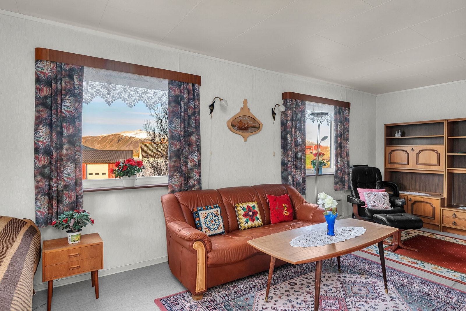 Koselig stue med utsikt mot sjø, fjell og omgivelser. Galleribilde