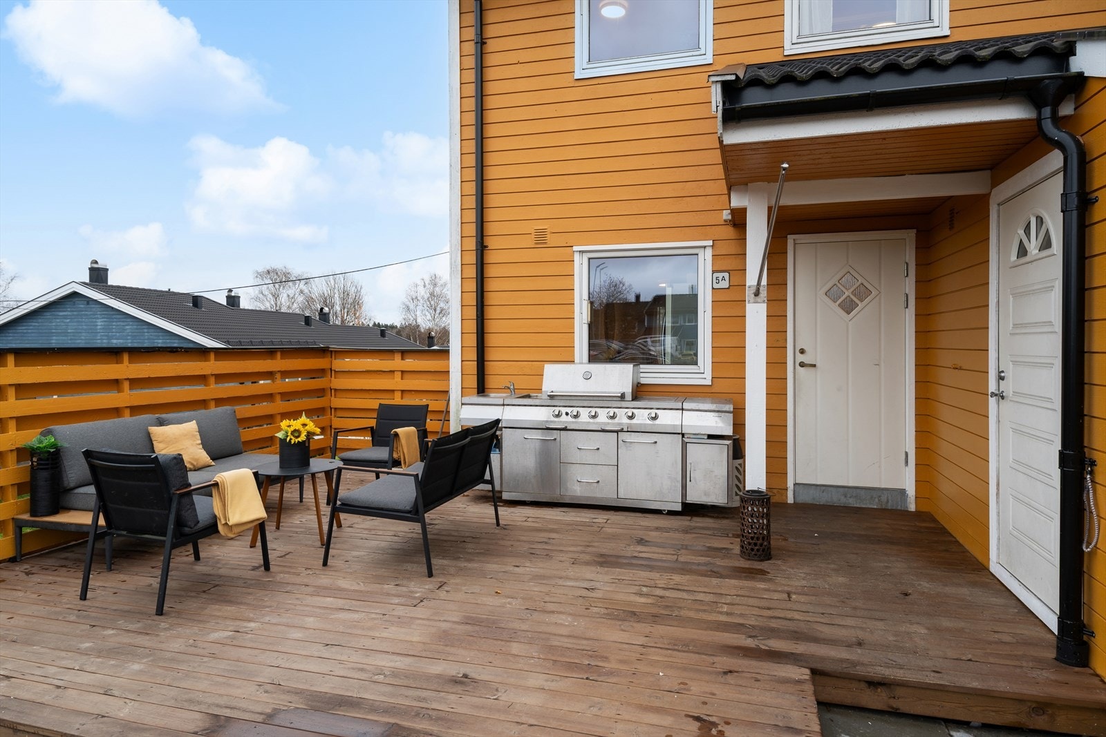 Boligen har en stor vestvendt terrasse med svært gode solforhold. Galleribilde