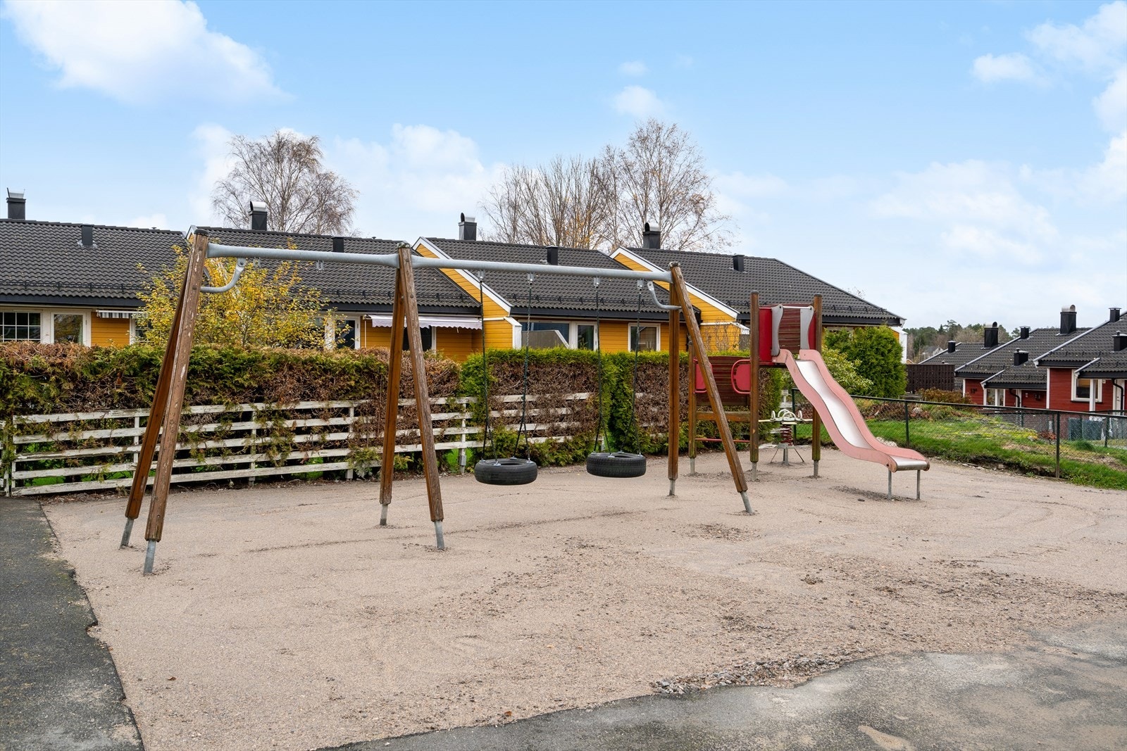 Like ved boligen er det en hyggelig lekeplass, som passer perfekt for barnefamilier. Galleribilde