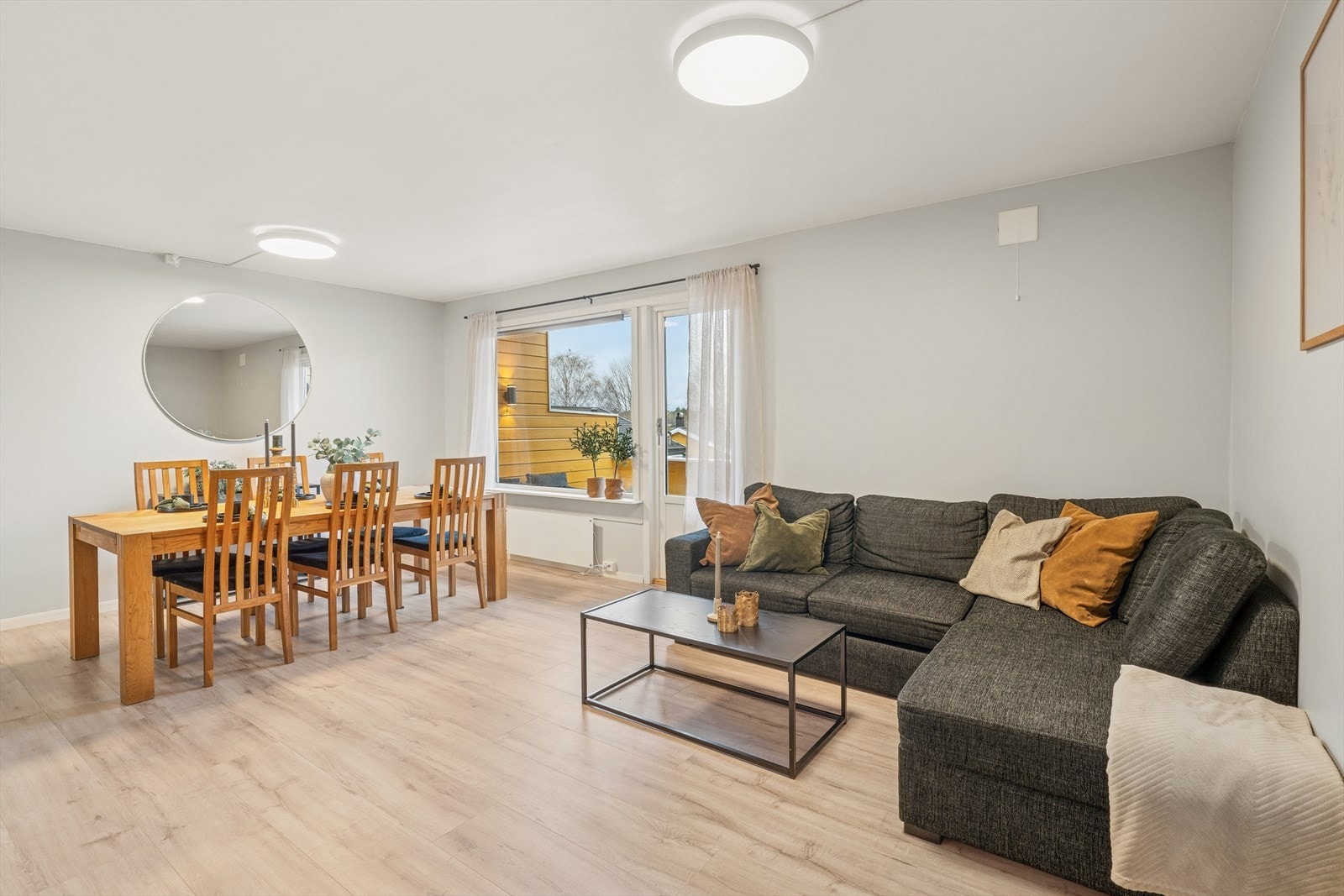 Stuen fremstår som romslig og har en god planløsning som gjør det enkelt å innrede de ulike sonene etter eget ønske. Galleribilde