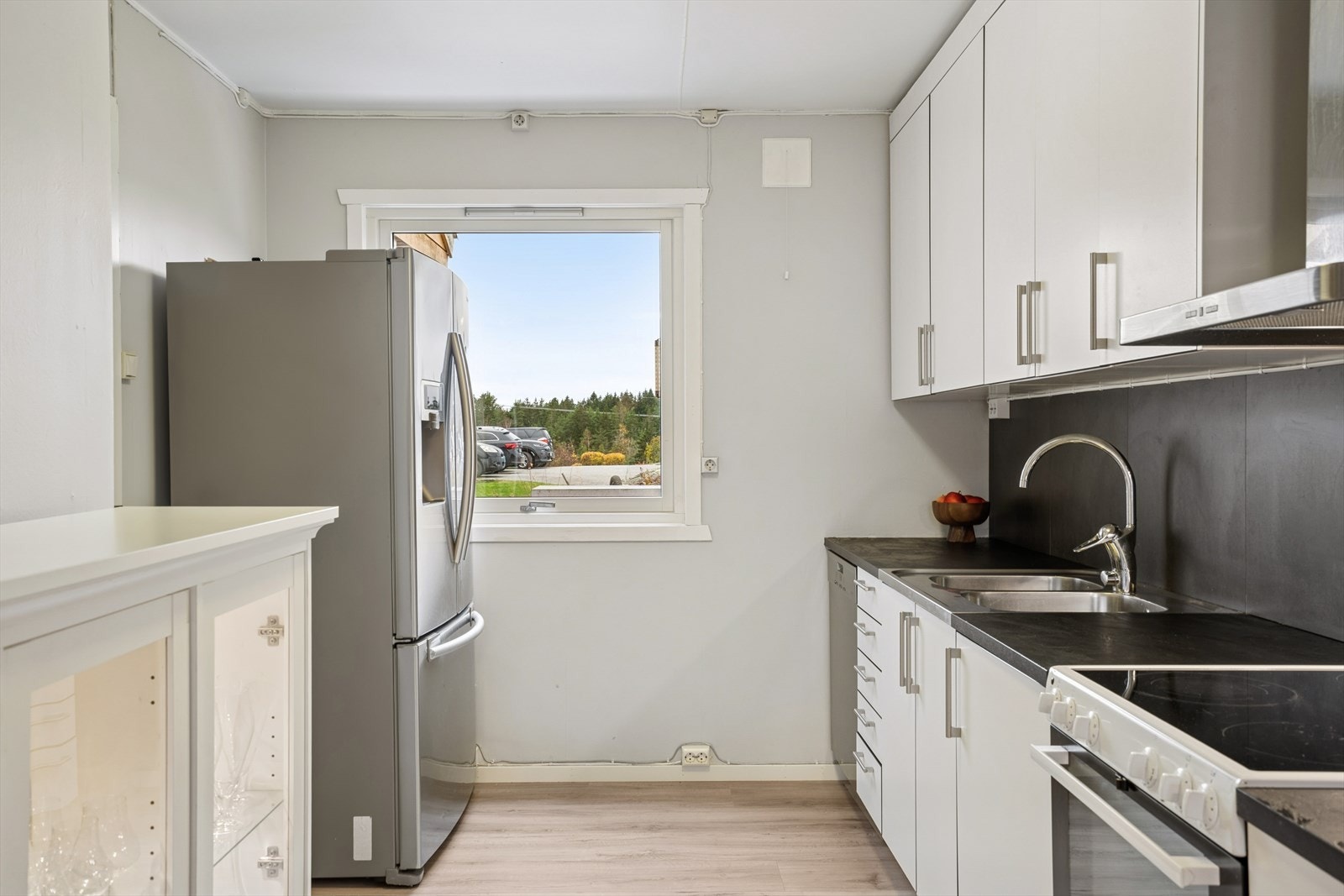 Kjøkkeninnredning fra 2018 med hvite glatte fronter og benkeplate av laminat. Galleribilde