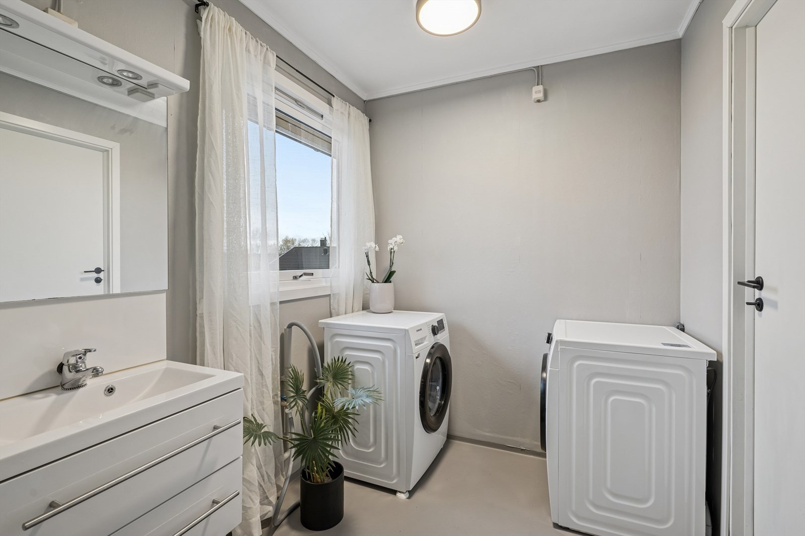 Badet er utstyrt med nyere innredning med nedfelt servant, toalett og dusjkabinett, samt elektrisk styrt vifte. Galleribilde