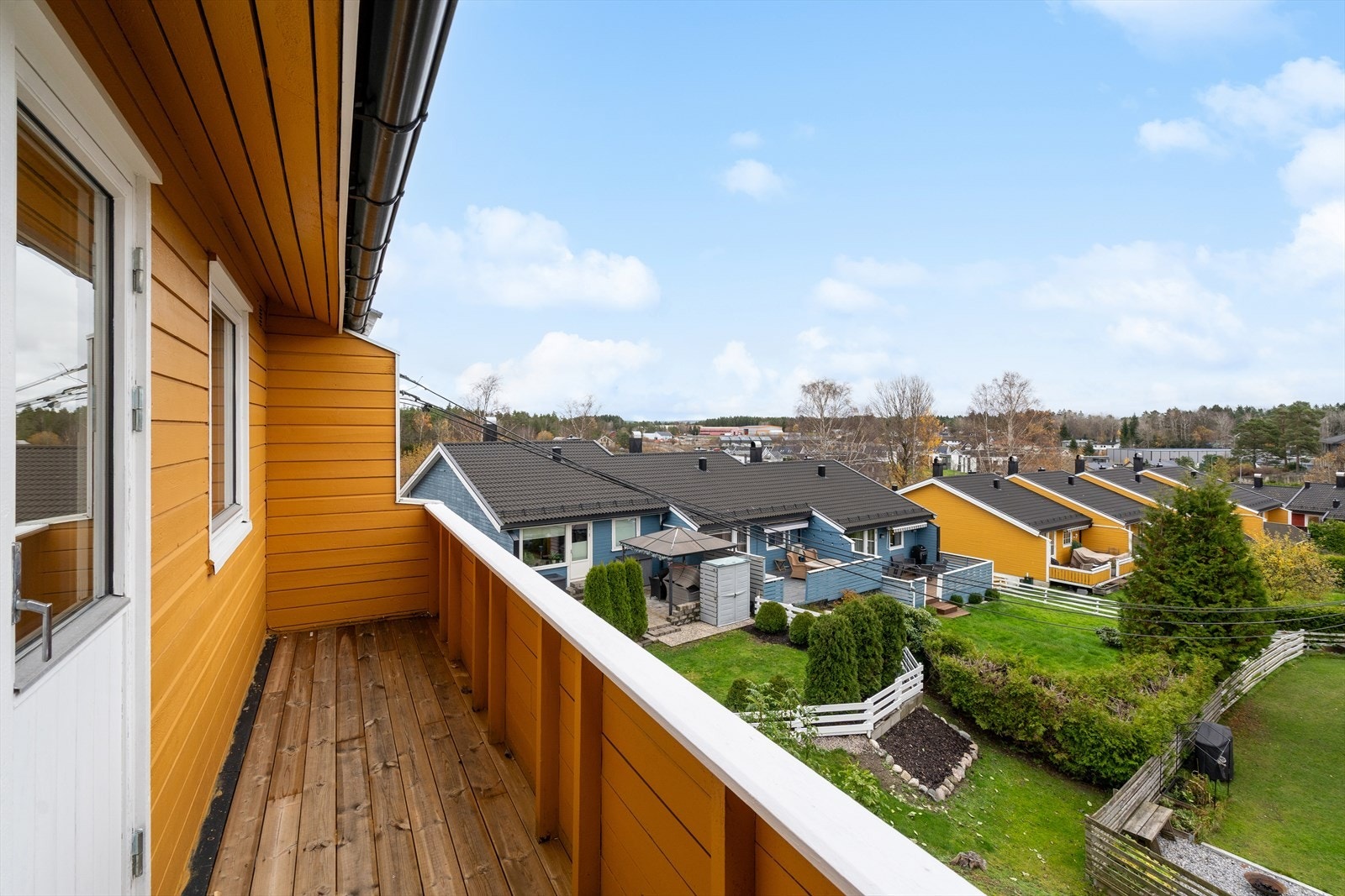 Fra hovedsoverommet er det utgang til en solrik balkong på 6m² med hyggelig utsikt. Galleribilde