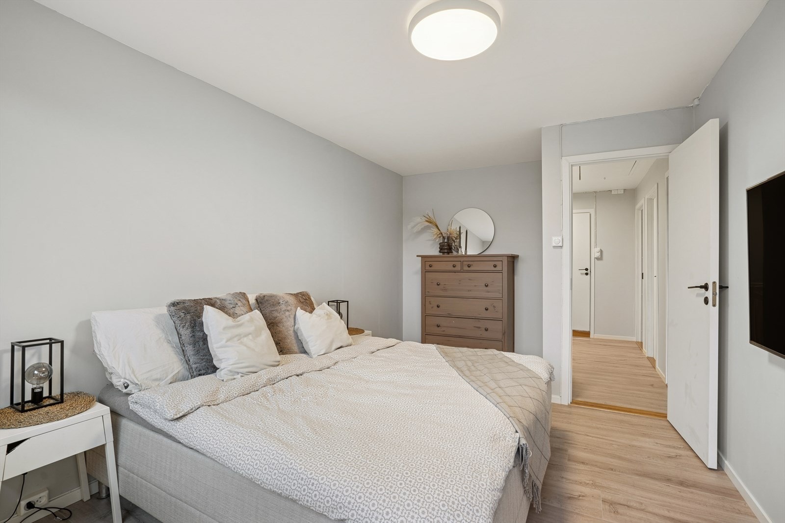 Boligen har tre gode soverom, alle plassert i 2. etasje. Galleribilde