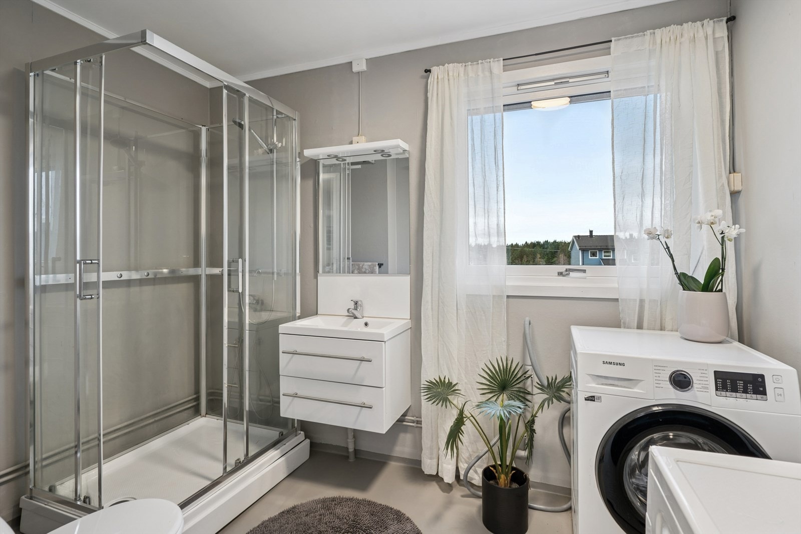 Lyst og pent baderom med nymalt vinylbelegg på gulvet og nymalte vegger. Galleribilde