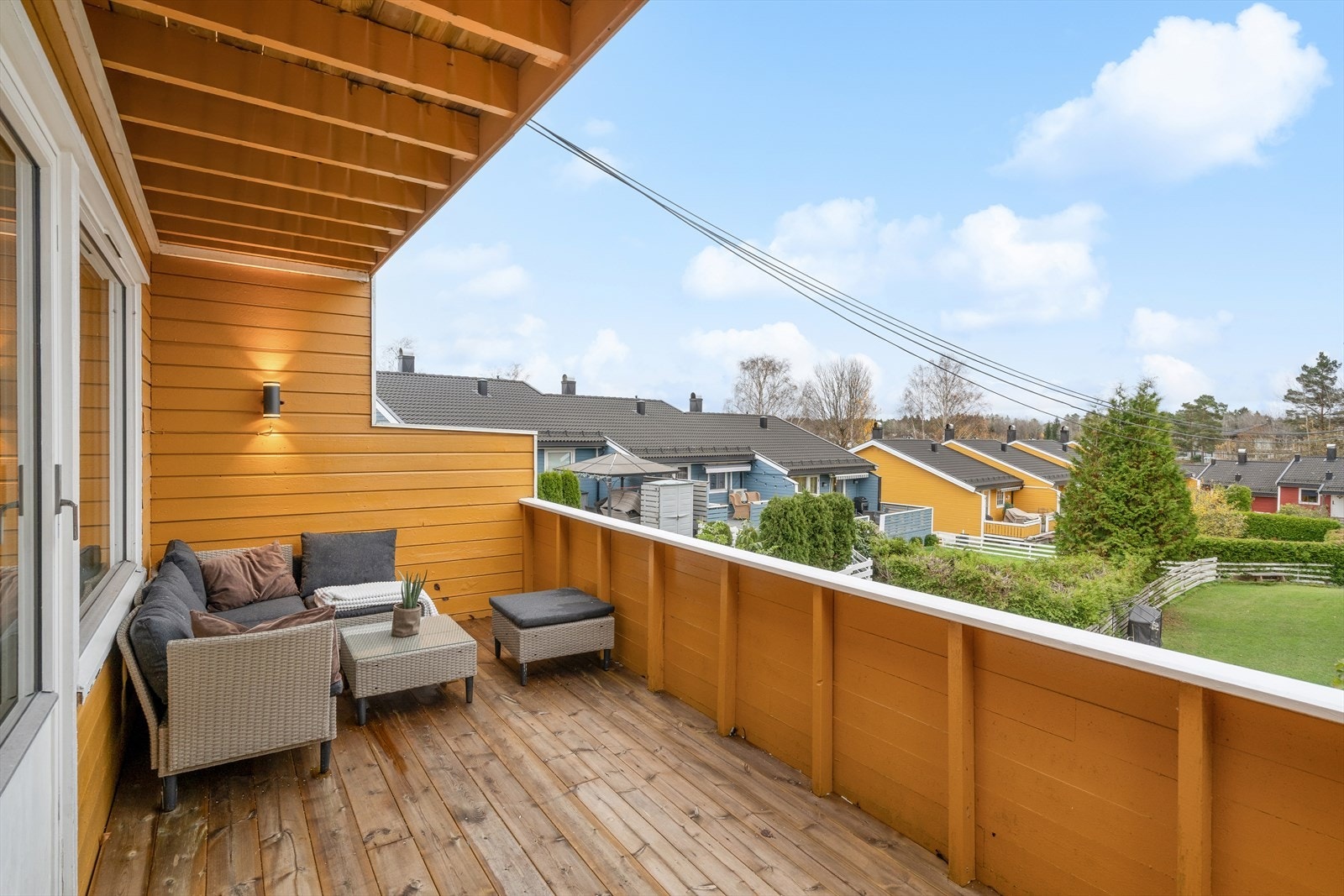 Fra stuen i 1. etasje er det utgang til en større balkong, med god plass til en hyggelig sittegruppe i skjermede omgivelser. Galleribilde
