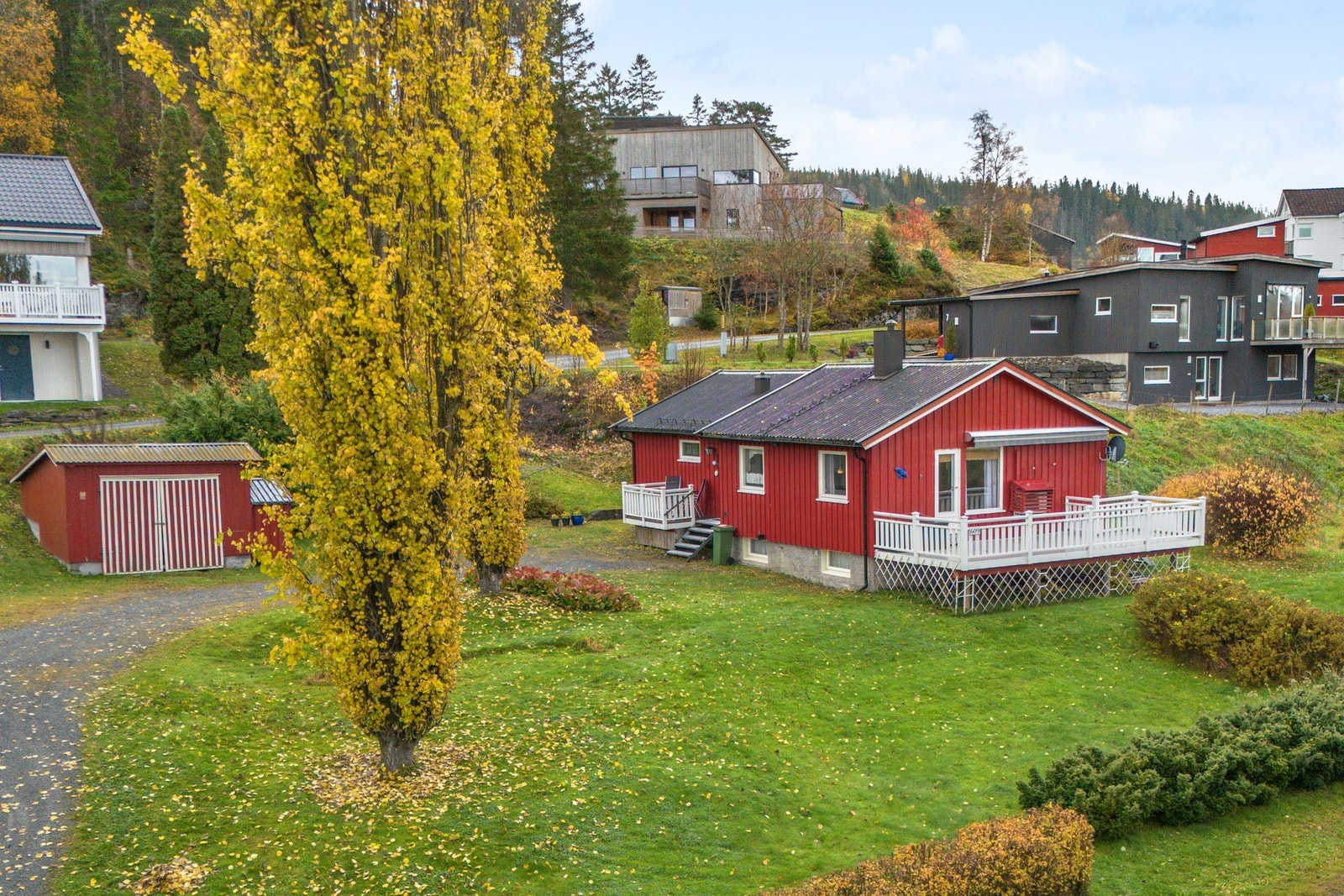 Enebolig med garasje og flott beliggenhet ved Kjerknesvågen småbåthavn Galleribilde