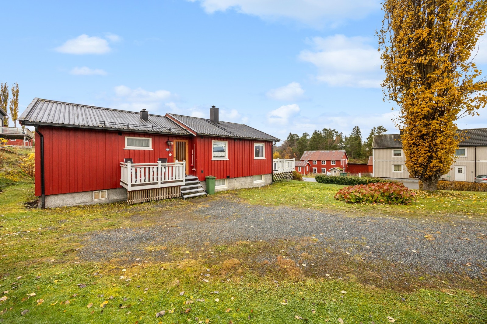 Inngangsparti med terrasse på ca 4,5 kvm Galleribilde