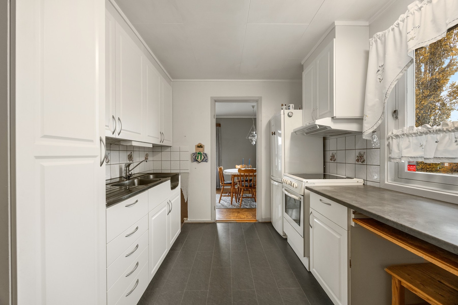 Kjøkken - ca 9 kvm. Pen innredning med avsatt plass for hvitevarer Galleribilde