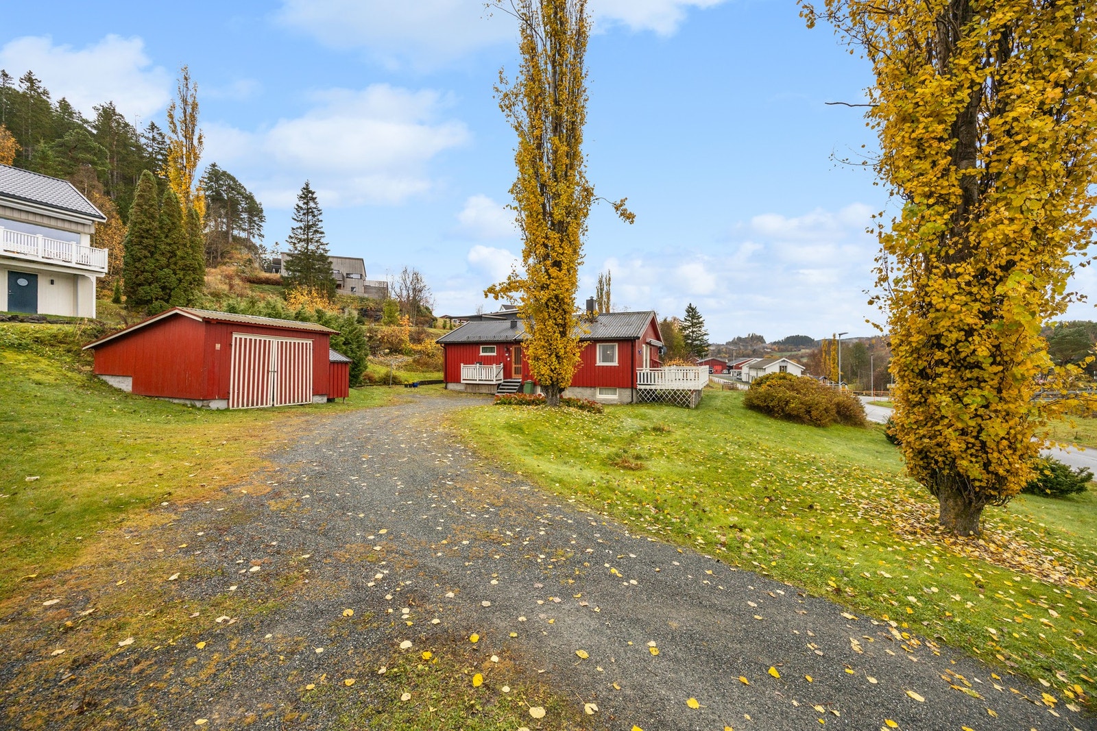 Garasje - 21 kvm. Gårdsplass med plass til bil. Galleribilde