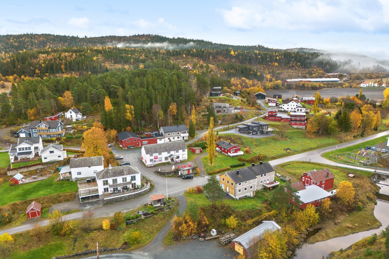 Kort avstand til kommunesenteret Straumen. Galleribilde