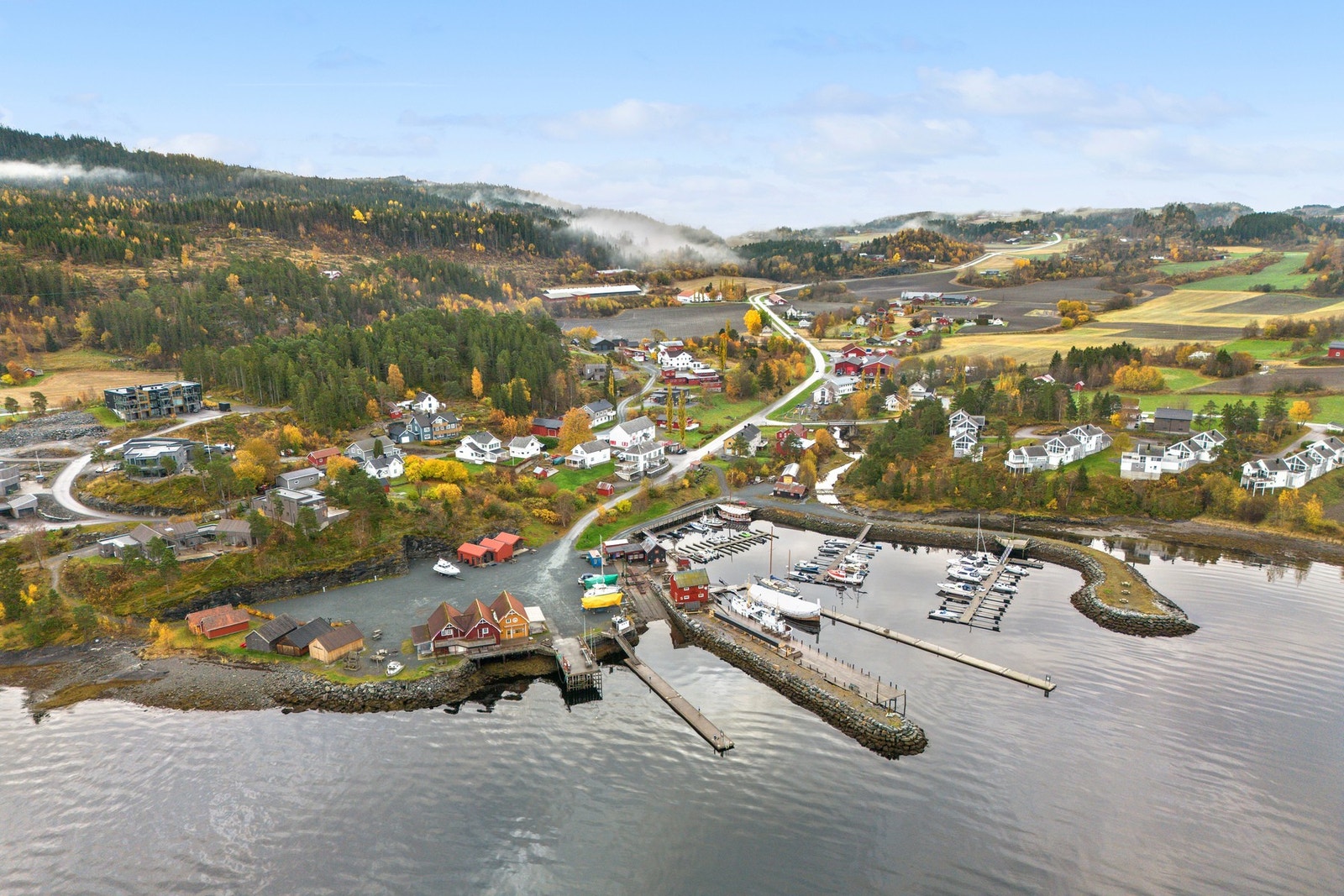 Eiendommen ligger sentralt på populære Kjerknesvågen, med kort vei til dagligvarebutikk, kaia med yrende liv, badeplass og flotte turmuligheter Galleribilde