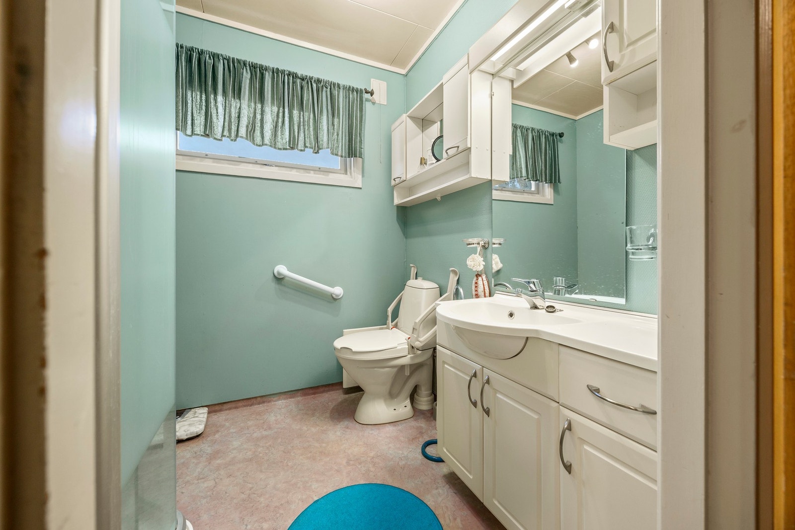 Bad - ca 3,5 kvm. Innredet med servantskap, toalett og dusjkabinett Galleribilde