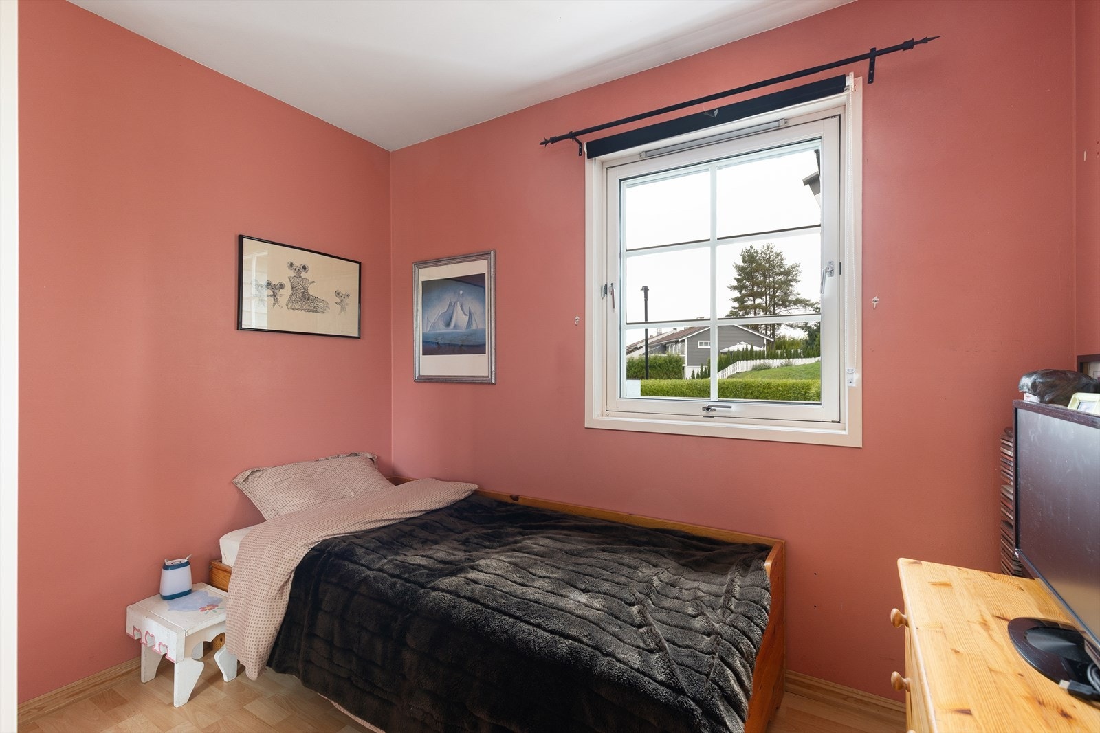 Soverom III har plass til seng, skap m.m. Parkettgulv og malte vegger gir et klassisk soveromsmiljø. Galleribilde