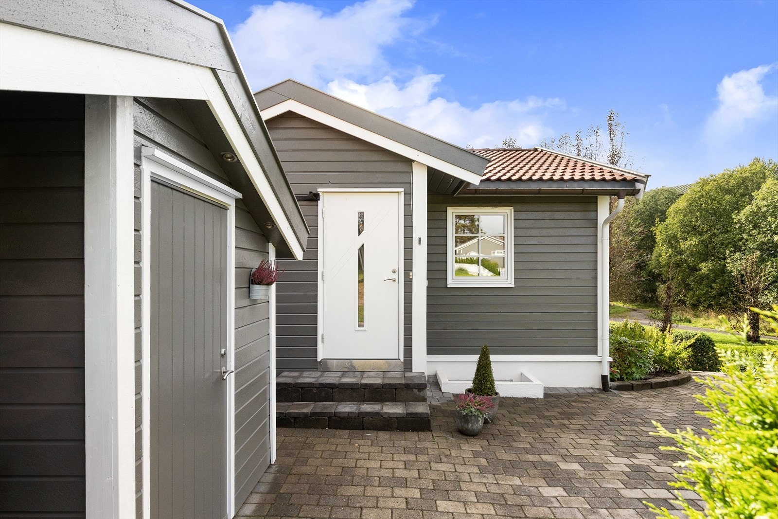 Adkomst til boligen på forsiden av huset. Galleribilde