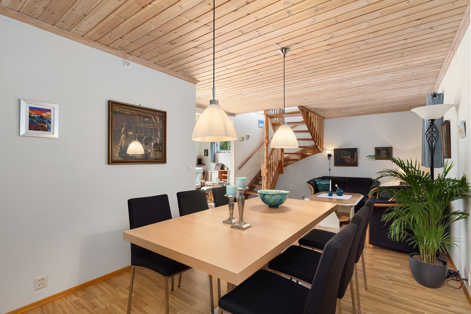 Direkte forbindelse til stuen gir en naturlig overgang mellom spiseplass og oppholdsrom. Hele underetasjen har varmefolie i gulv. Galleribilde