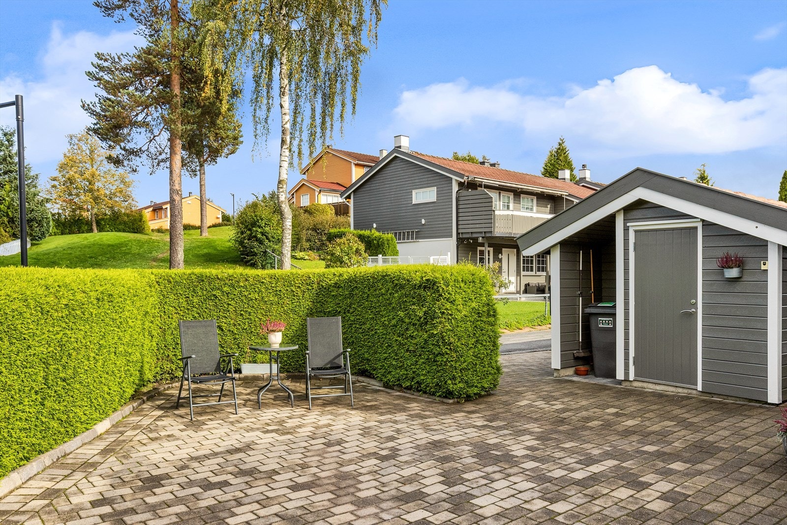 Hyggelig uteplass på forsiden av huset Galleribilde