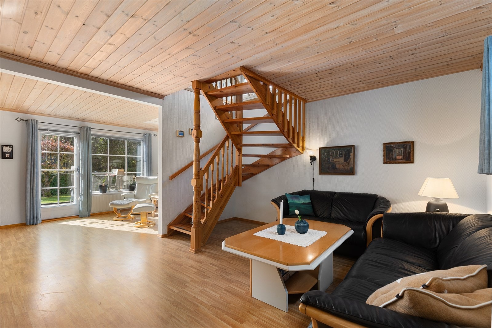 Lakkert tretrapp gir en naturlig forbindelse ned til den romslig stuen. Galleribilde