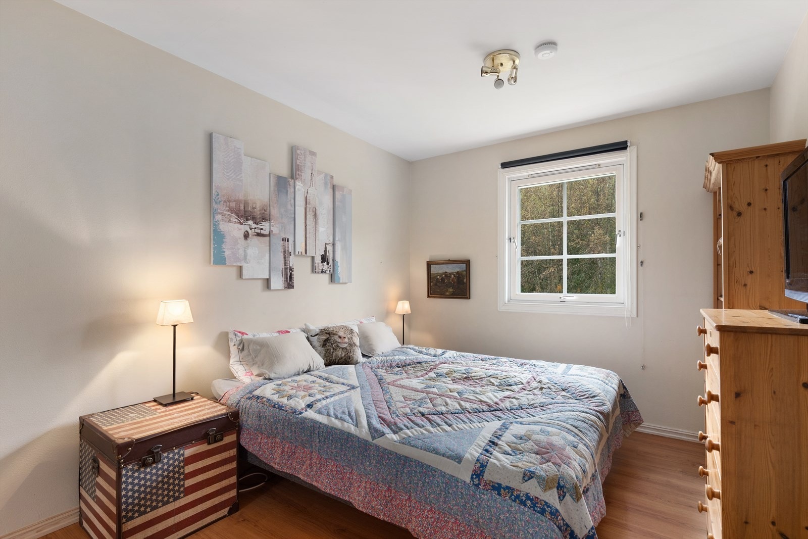 Soverom II har også plass til dobbeltseng, nattbord og skap. Her er lagt til rette for en god natts søvn. Galleribilde