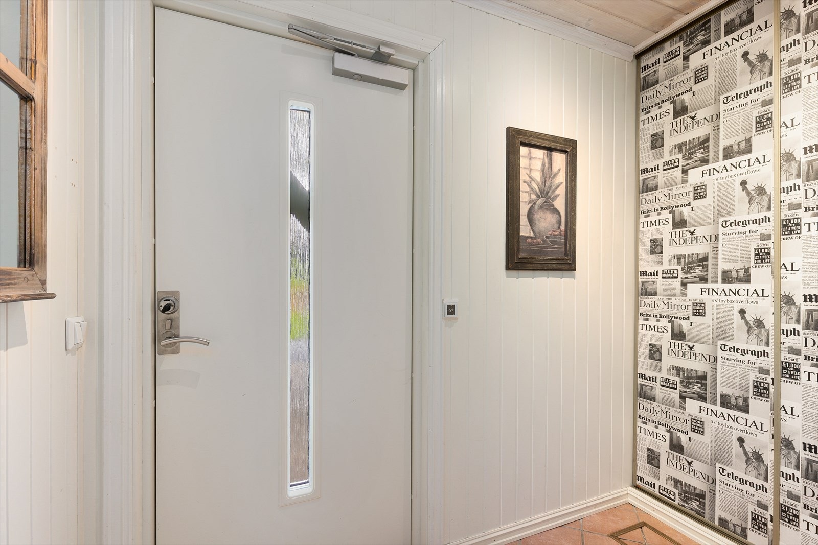 Velkommen inn i boligen. I entreèn har du fliser med varmekabler og her finner du en praktisk skyvedørsgarderobe. Galleribilde