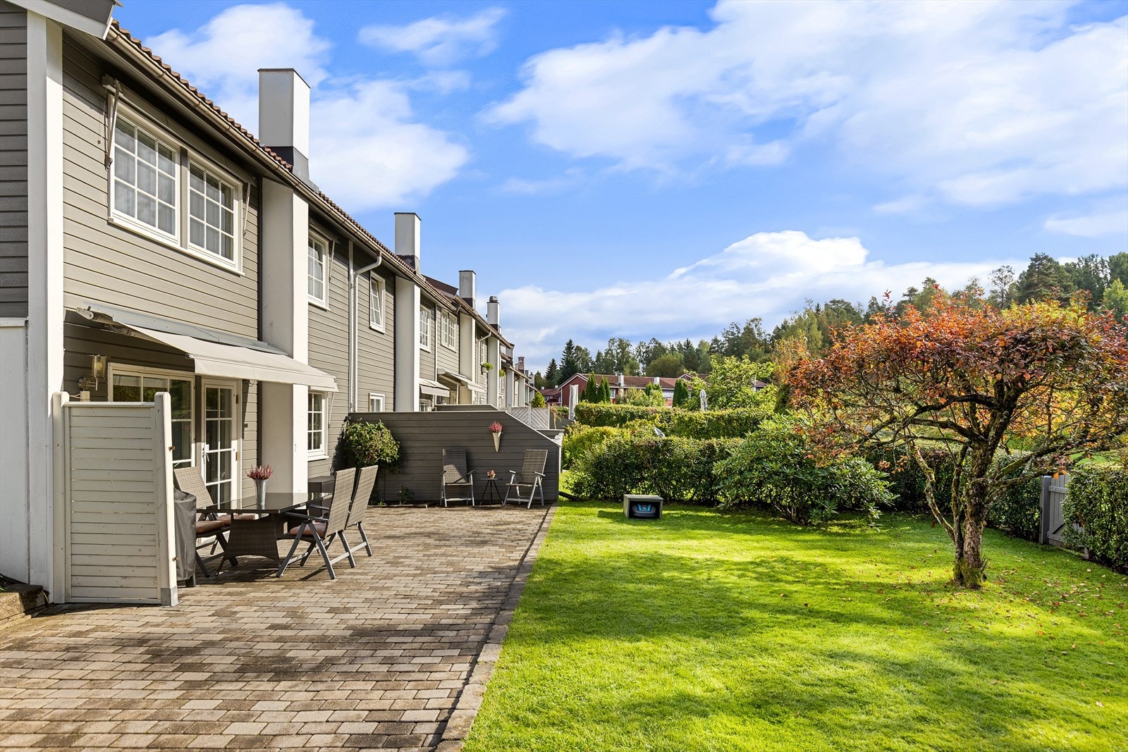 Boligen har en unik hage med terrasse av belegningsstein på 59 m2 som gir romslig uteplass. Galleribilde