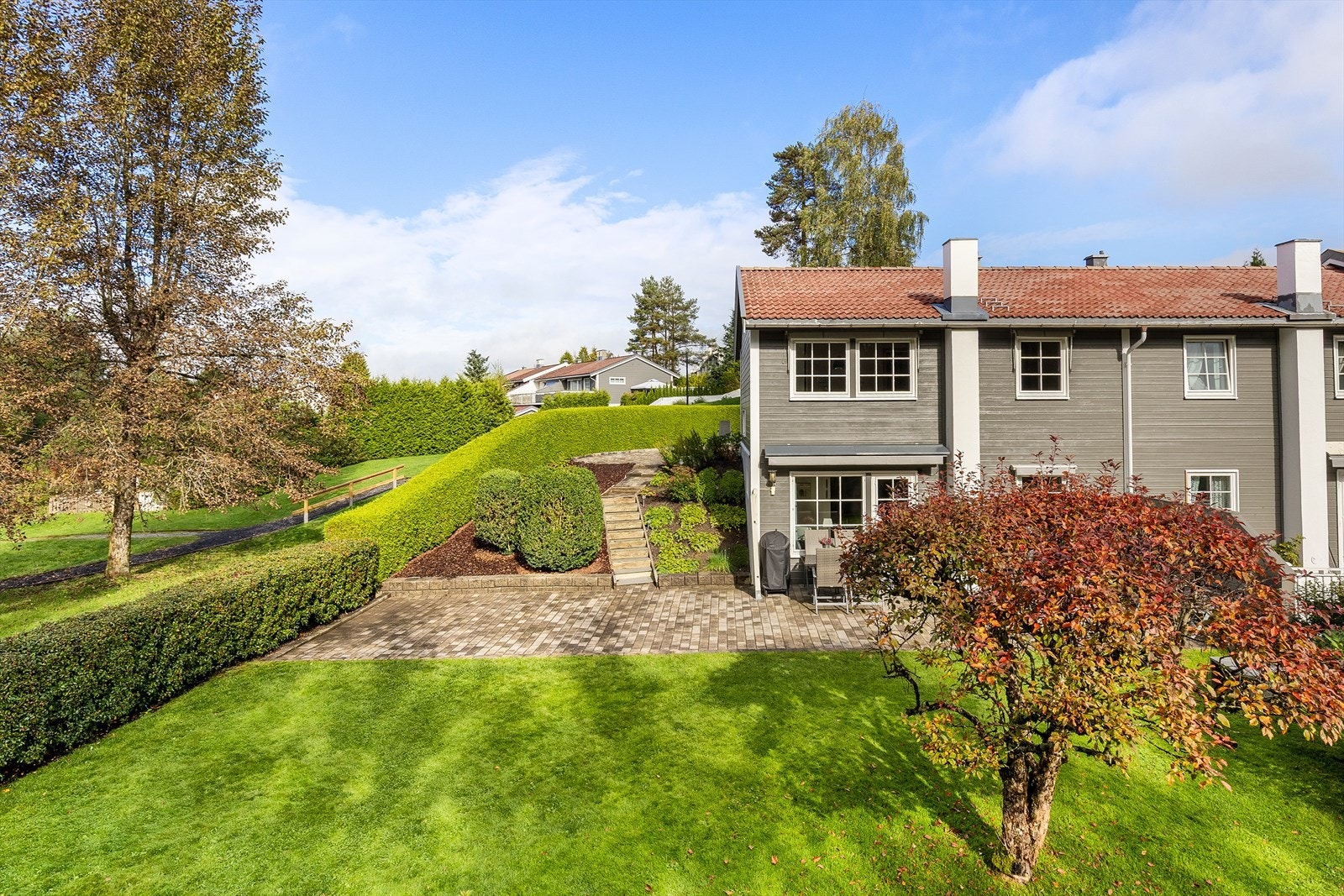 Plassbygget steintrapp gir enkel tilgang til opparbeidet hageområde på enden av huset. Galleribilde