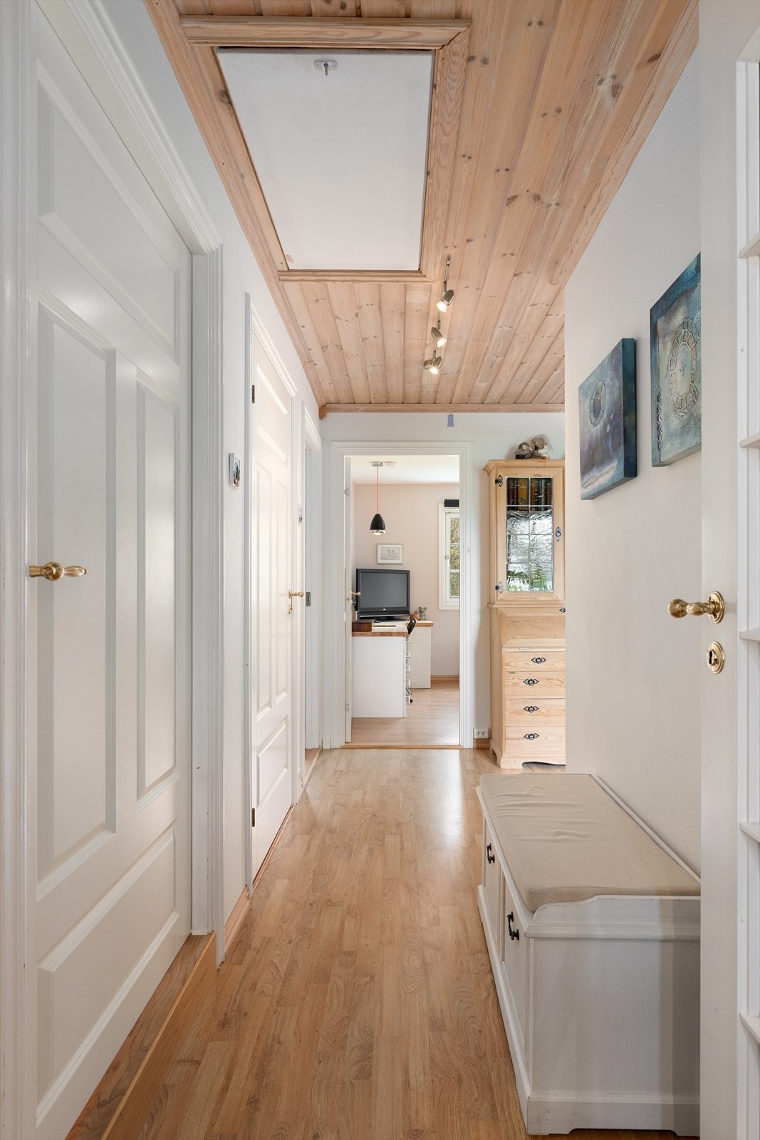 Lys og fin gang med tilgang til romslig lagringsloft. Galleribilde