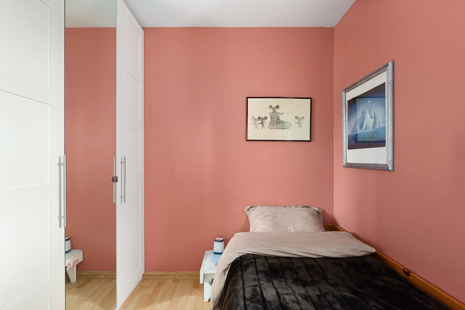 Garderobeskap med skyvedører gir effektiv oppbevaring. Galleribilde