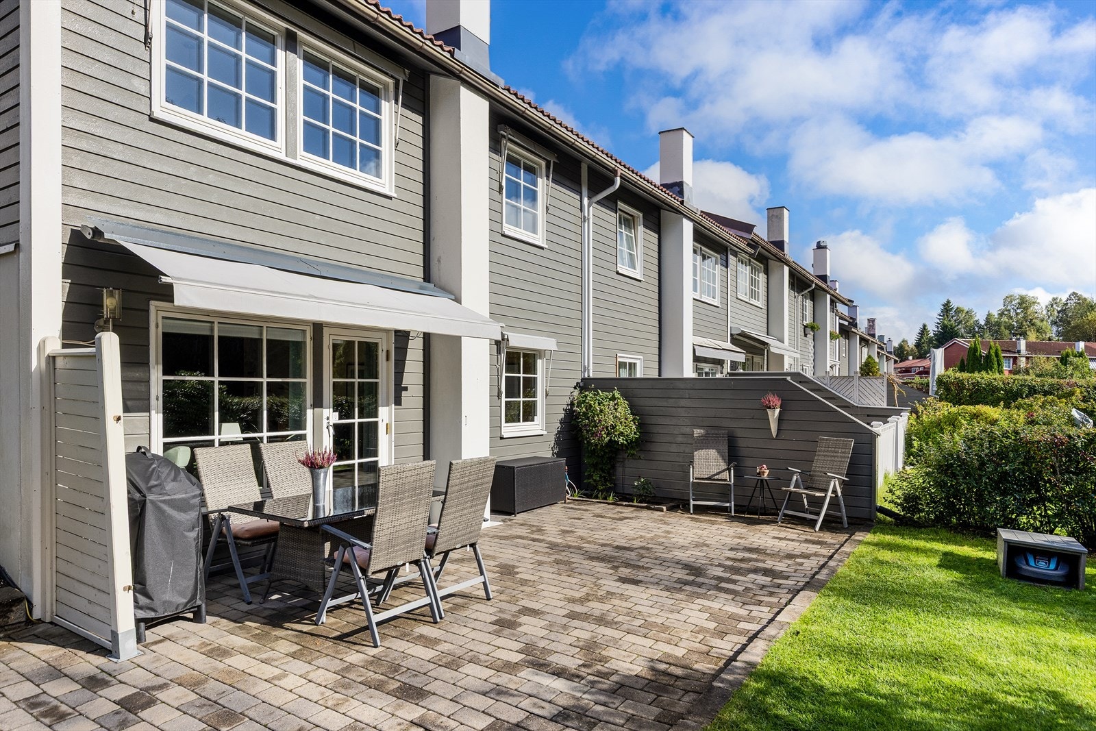 På uteplassen kan du nyte sene sommerkvelder og det er montert markise for solskjerming. Galleribilde