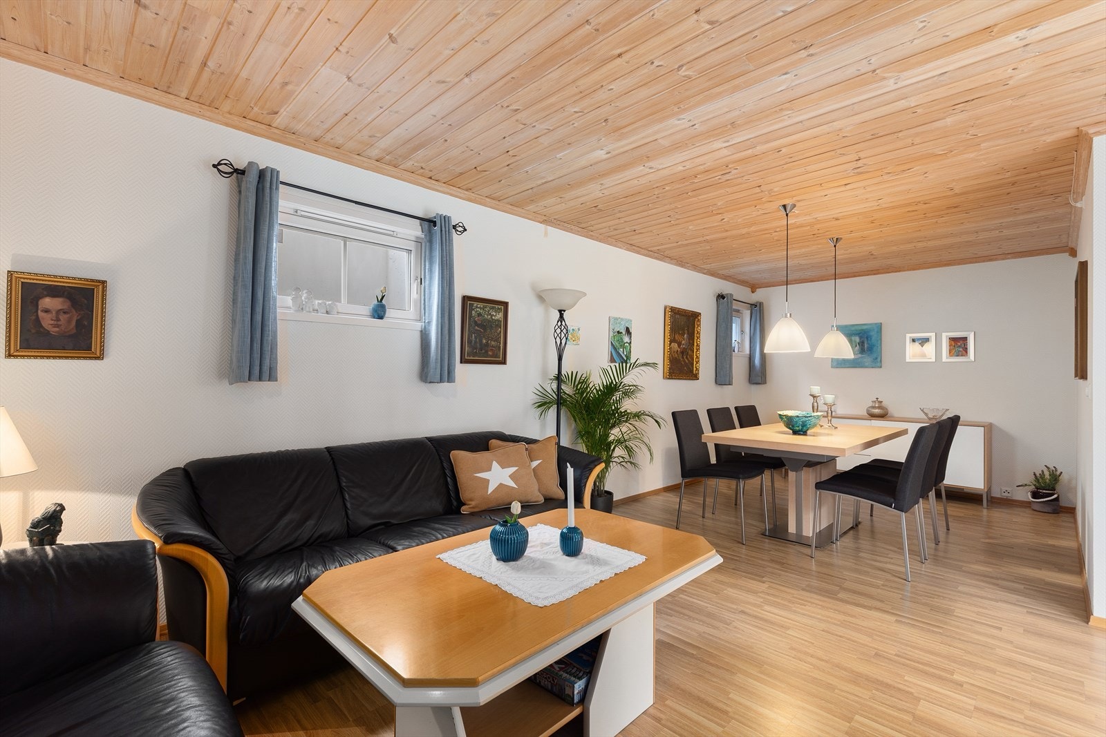 Stuen har god plass til sofagruppe og spisestue med stoler. Galleribilde