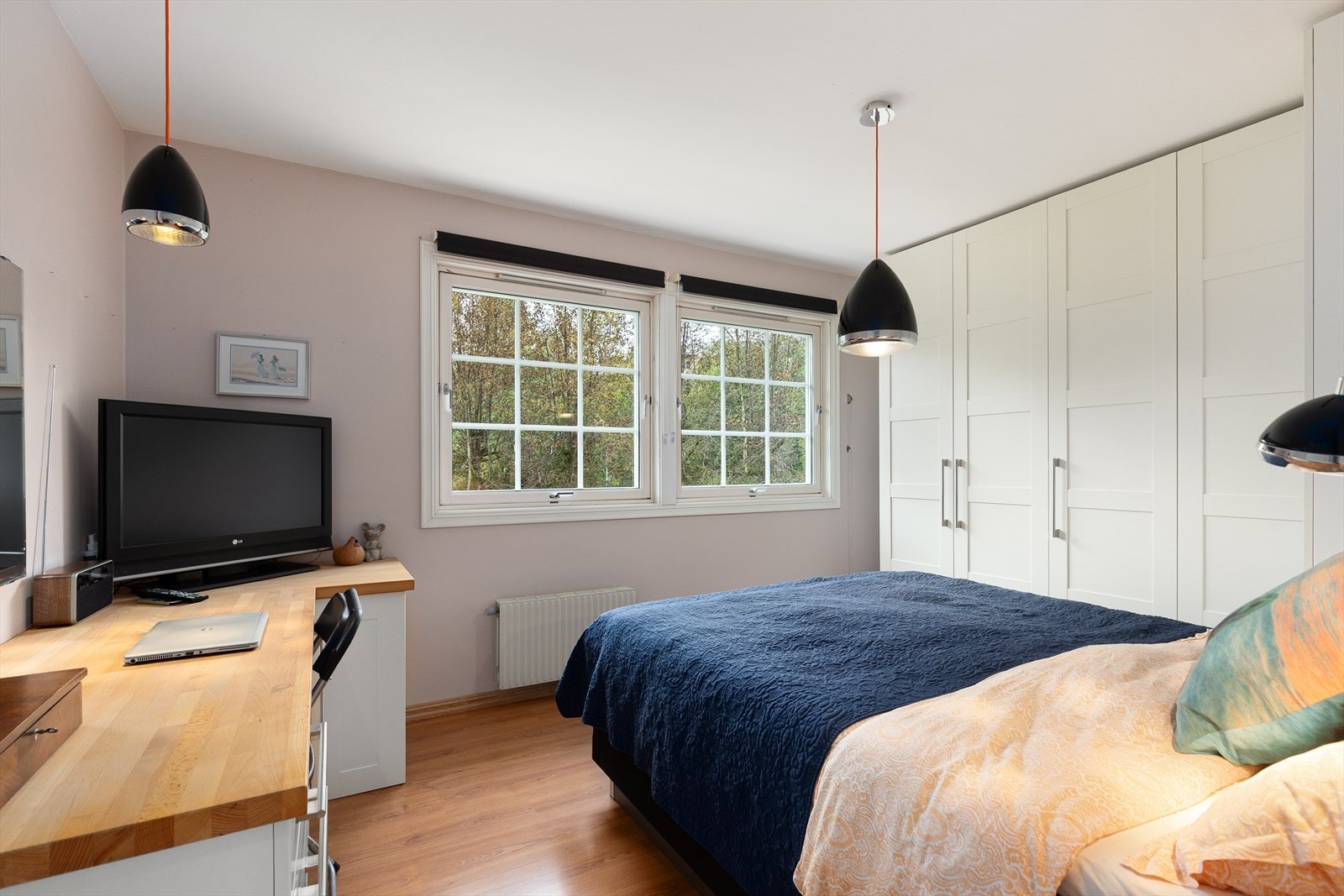 Hovedsoverom med plass til dobbeltseng, nattbord og stort praktisk garderobeskap. Galleribilde