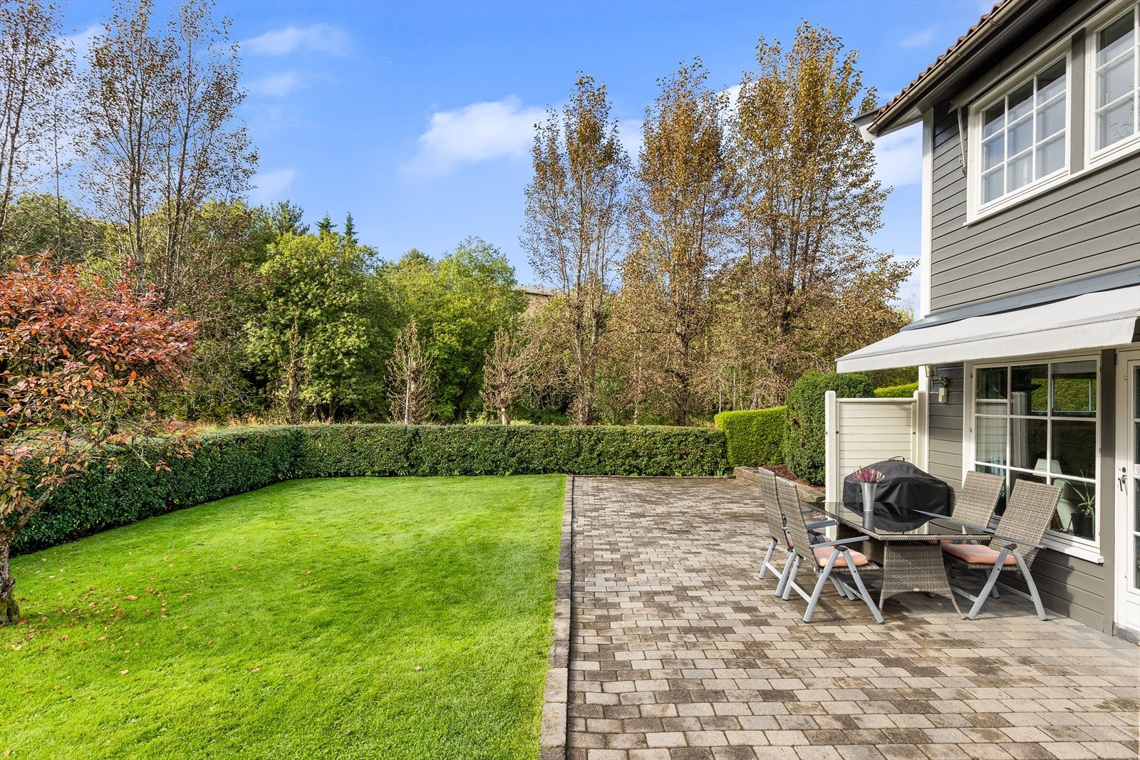 Hagen er pent opparbeidet og her kan du f.eks. etablere en lekesone for barn med bl.a. trampoline. Galleribilde