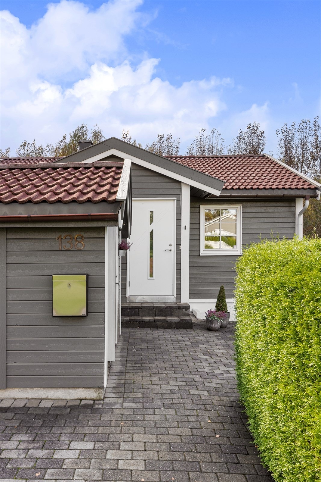 Ryddig tilgang til eiendommen fra felles stikkvei. Galleribilde