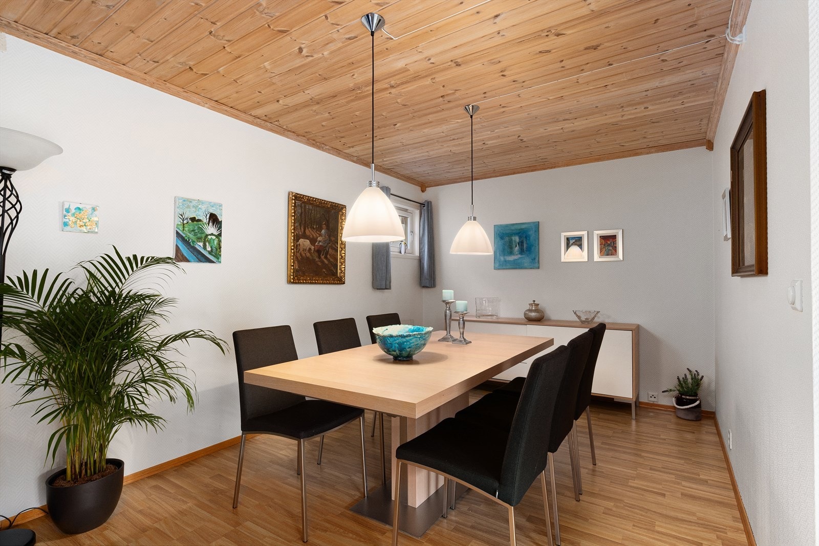 Spisestuen er innbydende med plass til langbord. Her kan du invitere familie og gjester til store middagsselskap. Galleribilde