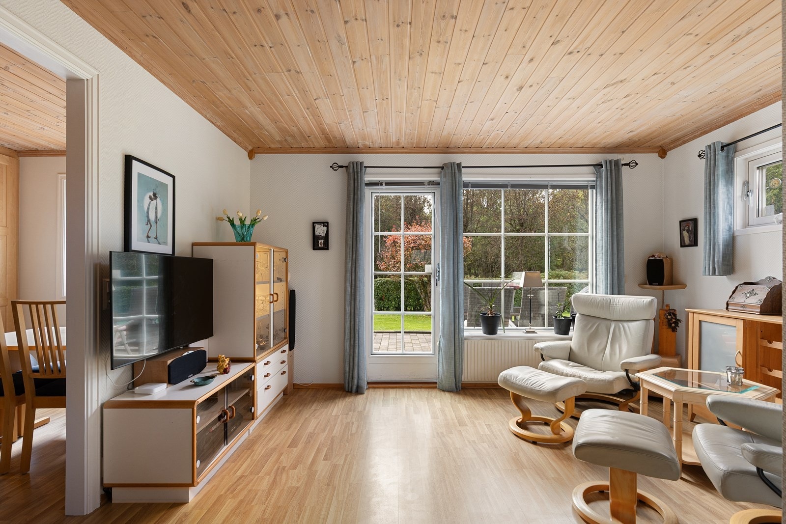 Utgang til terrasse og hage gir enkel tilgang til uteområdet fra stuen. Galleribilde