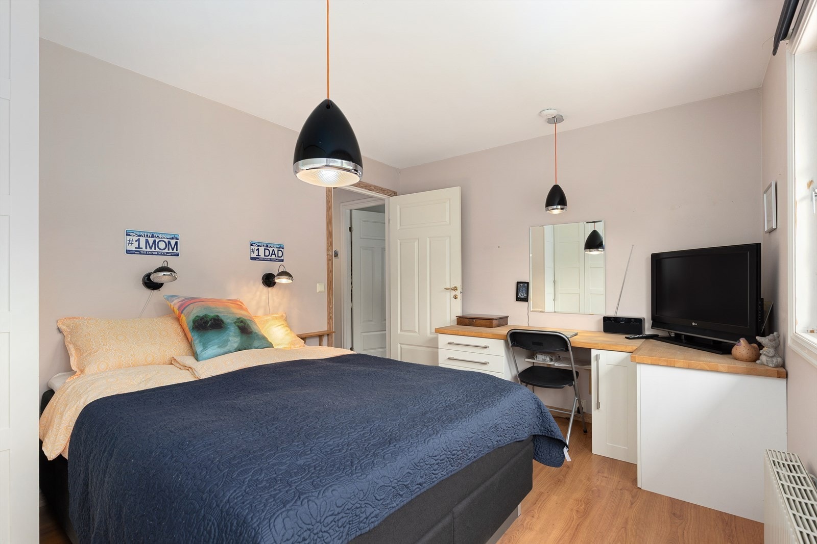 Arbeidsplass med skrivebord gir en ekstra praktisk funksjon i soverommet. Galleribilde