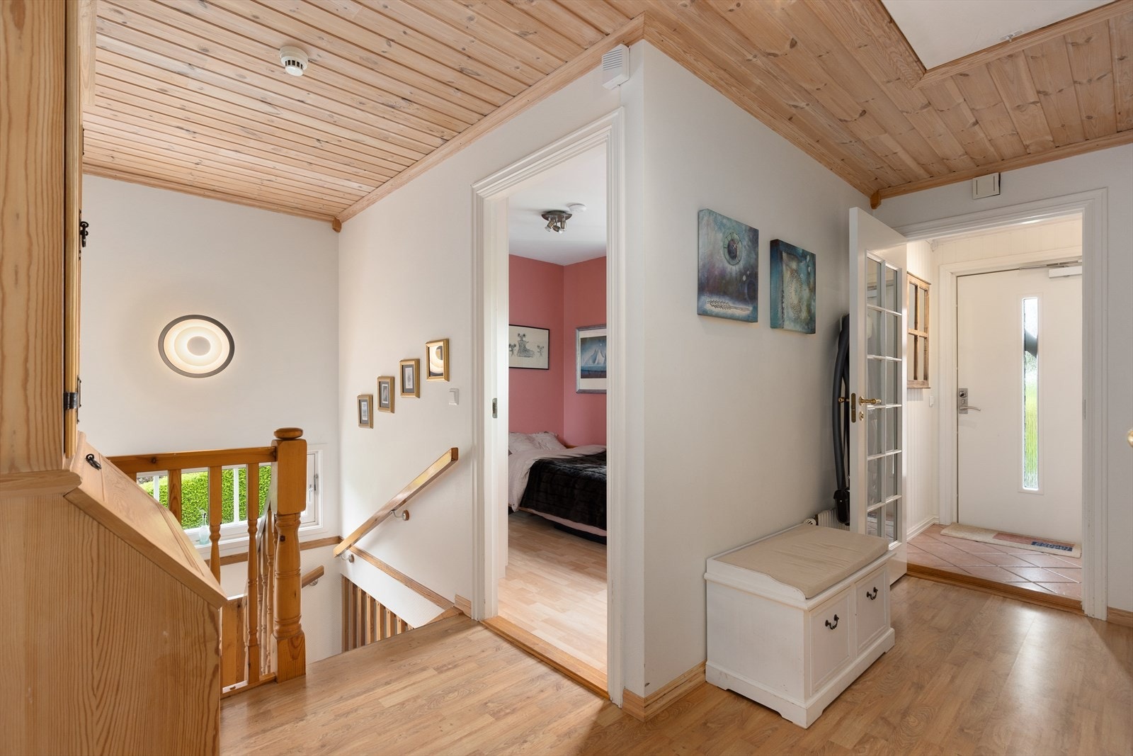 Direkte forbindelse mellom entré og soverommene gir praktisk tilgang til boligens ulike områder. Galleribilde