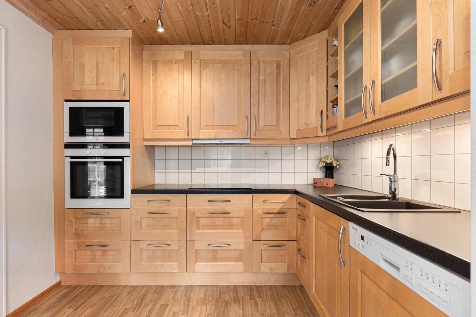 Innredningen skaper en effektiv kjøkkensone med god lagringsplass og god benkplass. Galleribilde