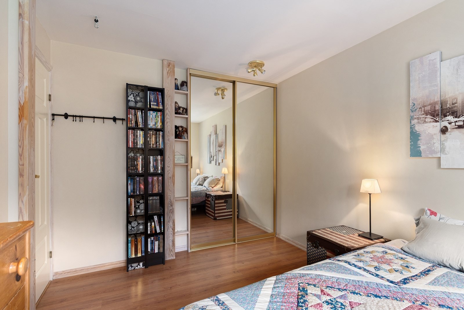 Soverom II har en praktisk skyvedørsgarderobe for oppbevaring. Galleribilde