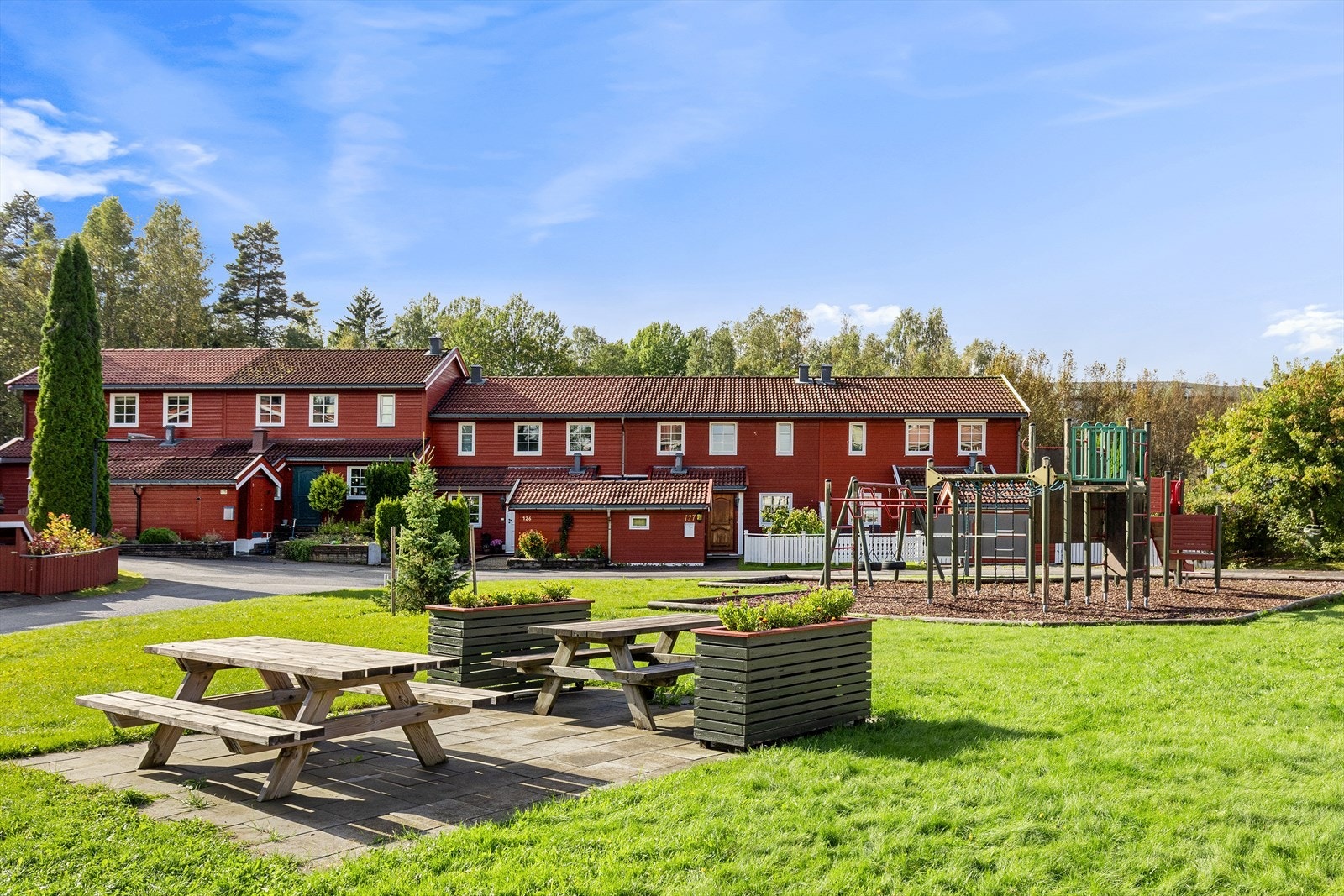 Området har en felles lekeplass med sittegruppe gir sosiale muligheter i nabolaget. Galleribilde