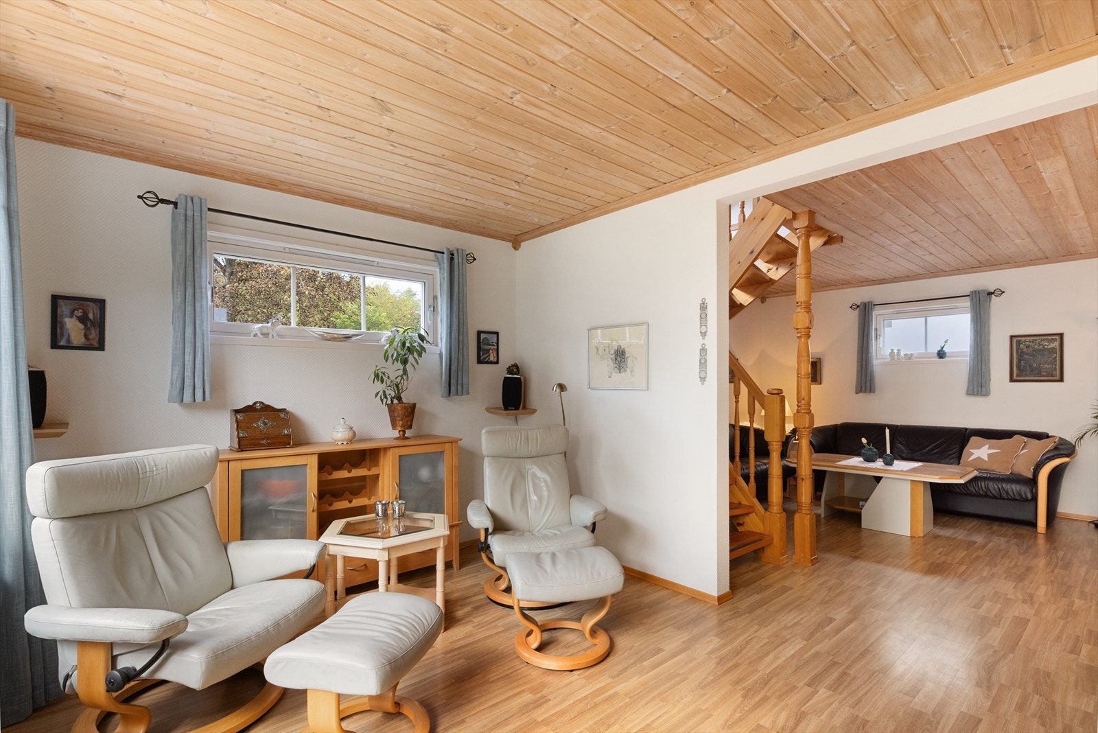 Hyggelig TV-stuedel med plass til avslapning og med utsikt mot hageområde. Galleribilde