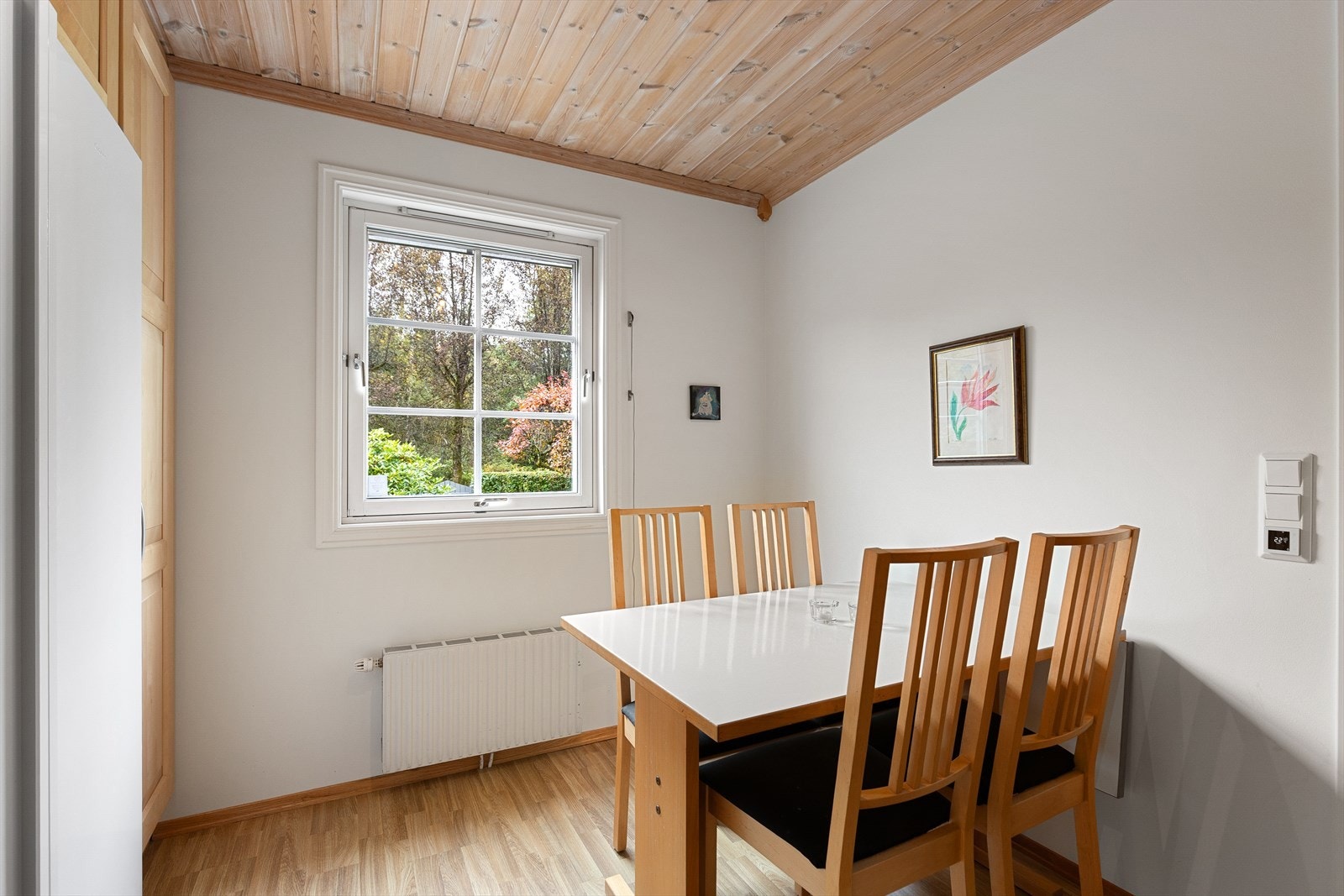 Store vinduer gir utsyn mot hageområdet og slipper inn rikelig med dagslys. Galleribilde