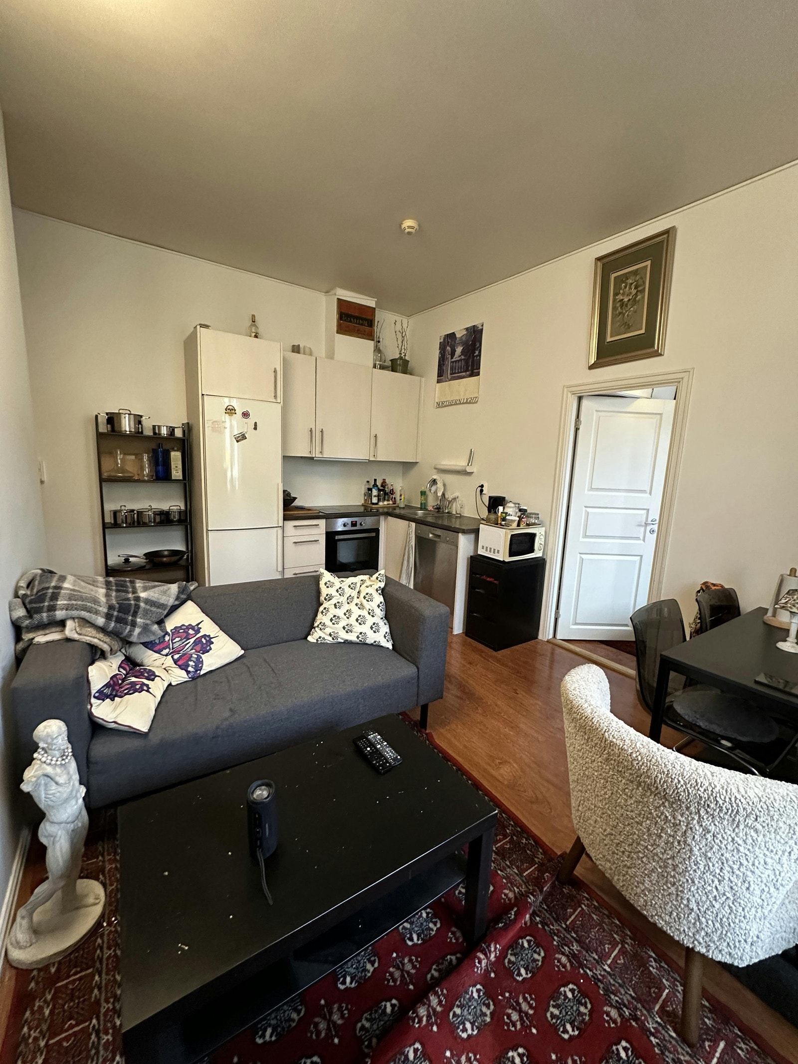 Stue med åpent kjøkken Galleribilde