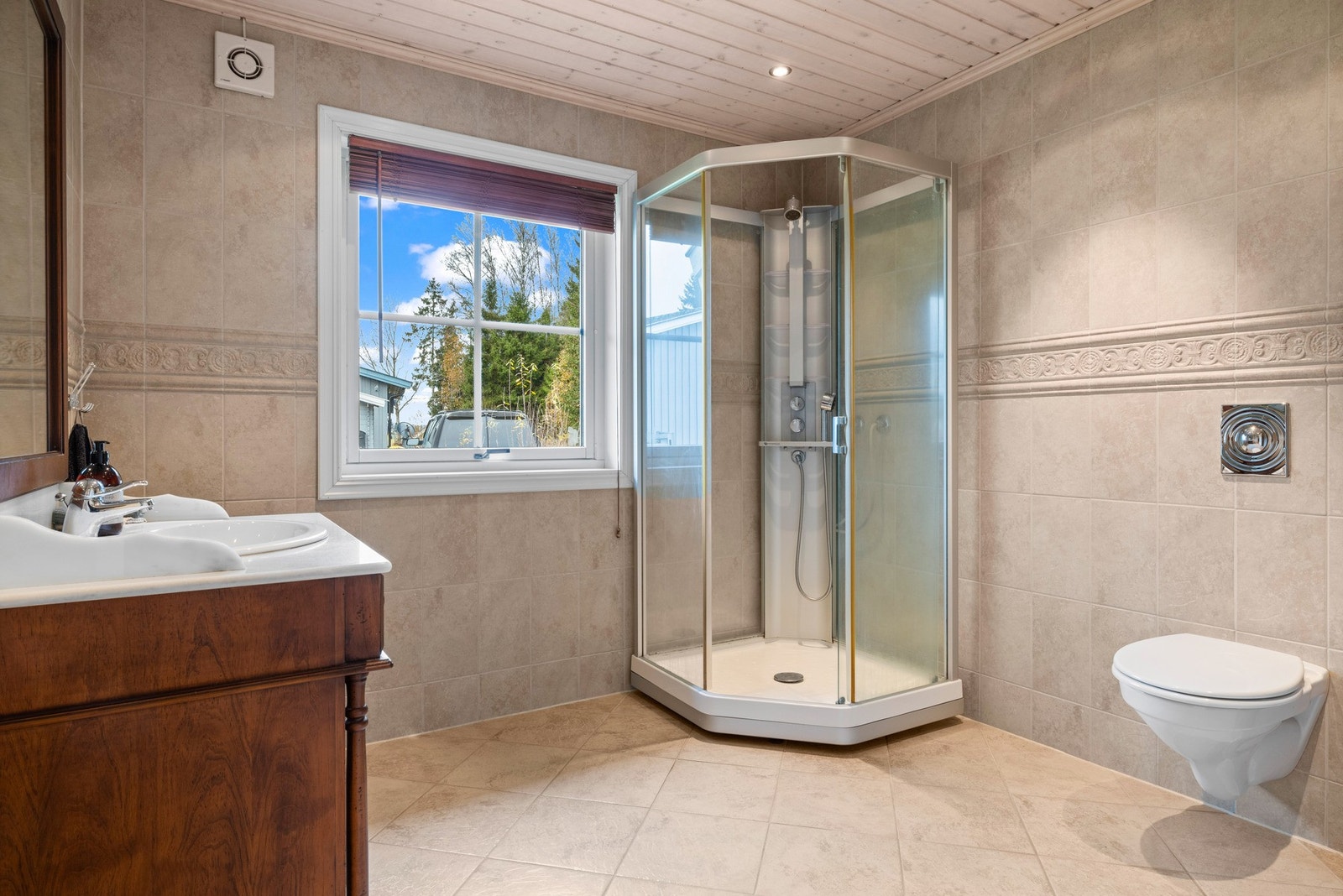 Flislagt pent og tidløst bad Galleribilde