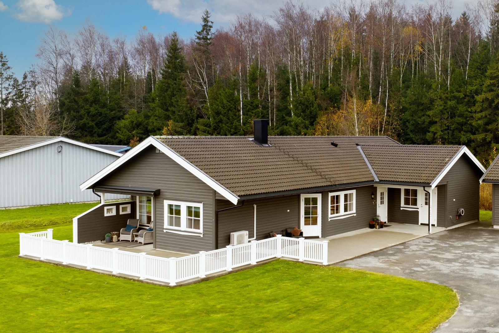 Flott enebolig med alt på en flate Galleribilde